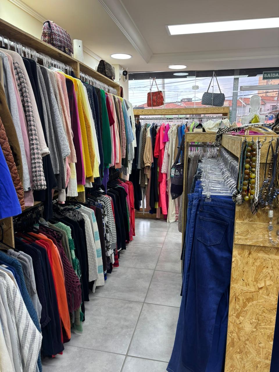Araras de roupas da curadoria Vénara