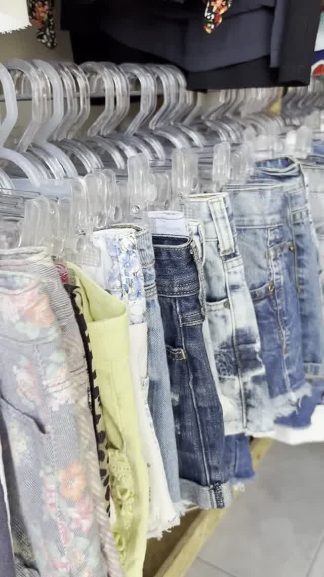 Arara com shorts jeans selecionados, lado a lado