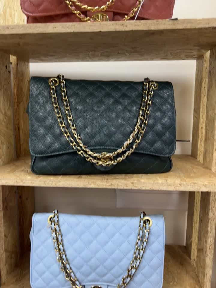 Duas bolsas matelassê com alça de corrente na prateleira