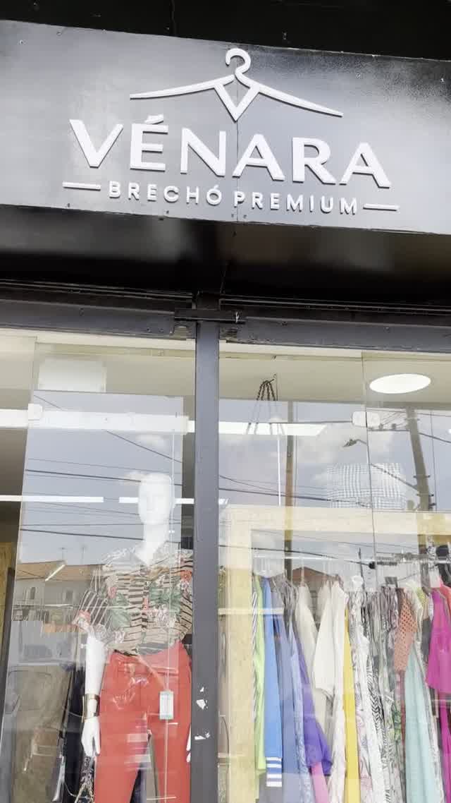Fachada da Vénara Penha na R. Erasmo Braga, 58 — letreiro preto com o logo Vénara Brechó Premium e vitrine com araras e manequim