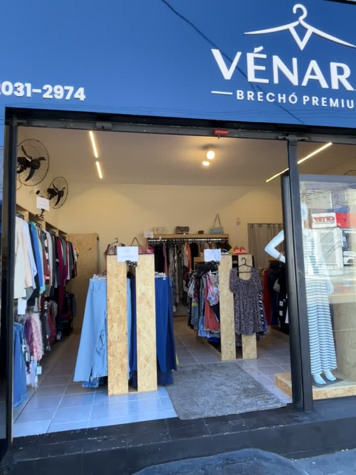Fachada da Vénara São Miguel na Av. Nordestina, 23 — letreiro Vénara Brechó Premium e vitrines com araras e manequim