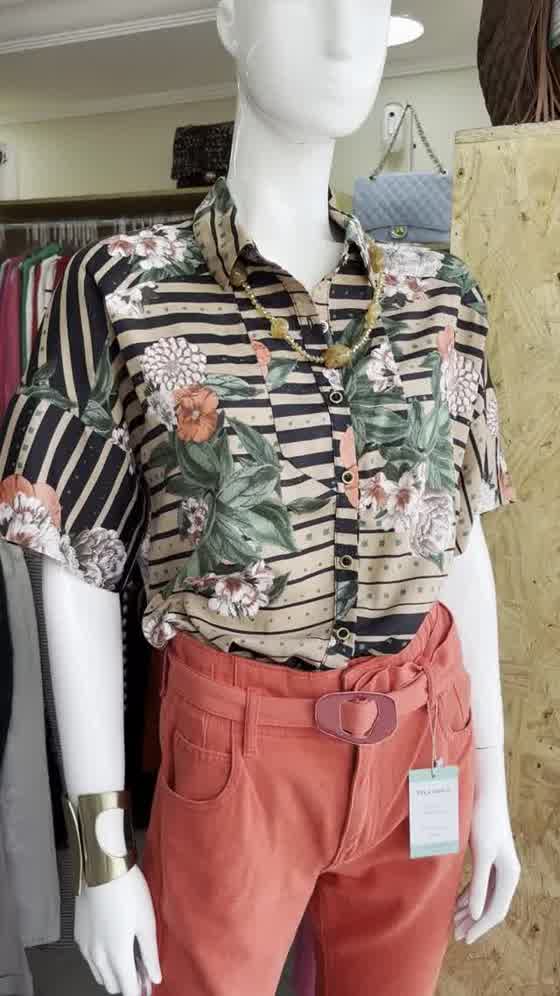 Look em manequim: camisa floral de fundo listrado com shorts terracota e etiqueta de peça única