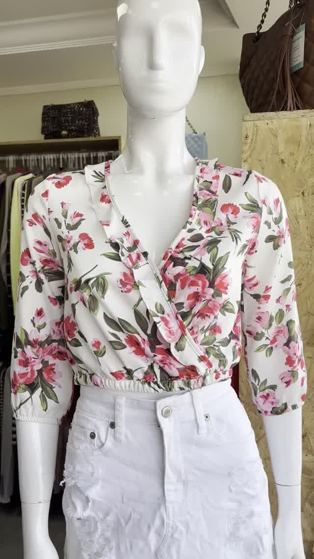 Look em manequim: vestido envelope branco floral