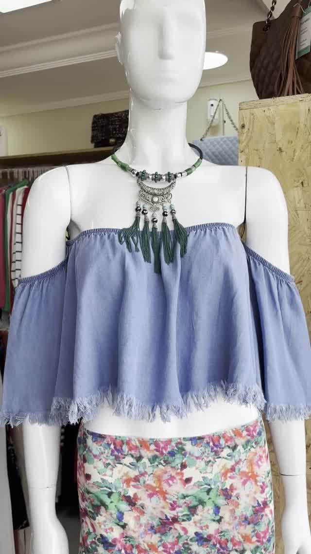 Look em manequim: camisa chambray com saia floral fluida