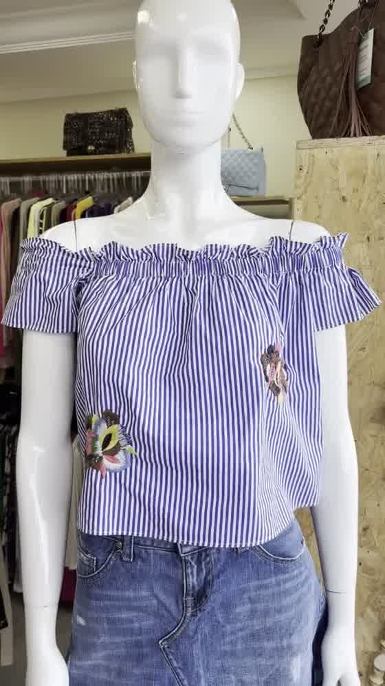 Look em manequim: blusa listrada azul ombro a ombro