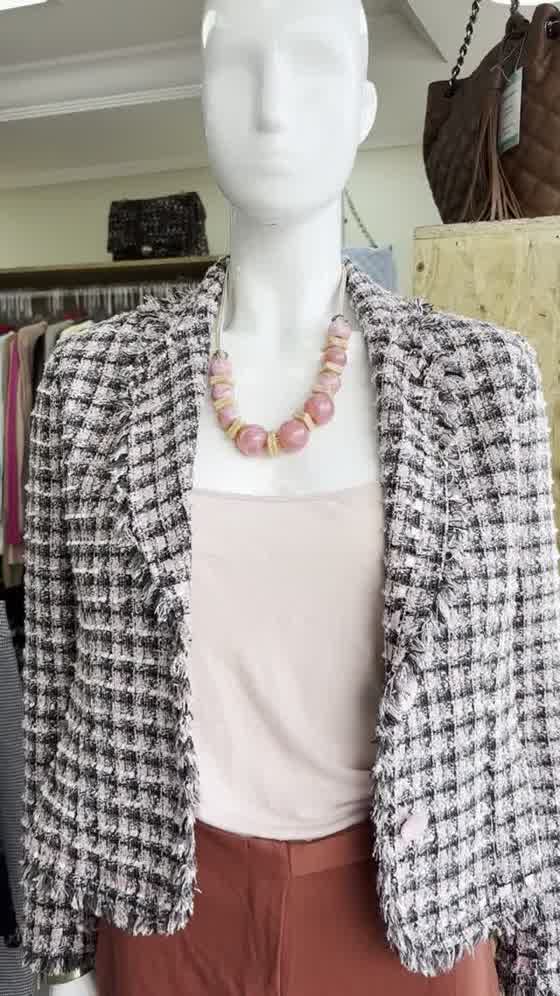 Look em manequim: conjunto de tweed rosa com acabamento clássico