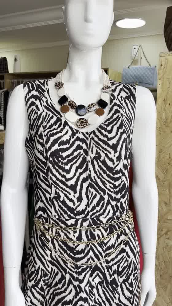 Look em manequim: vestido de estampa zebra com cinto de corrente dourada